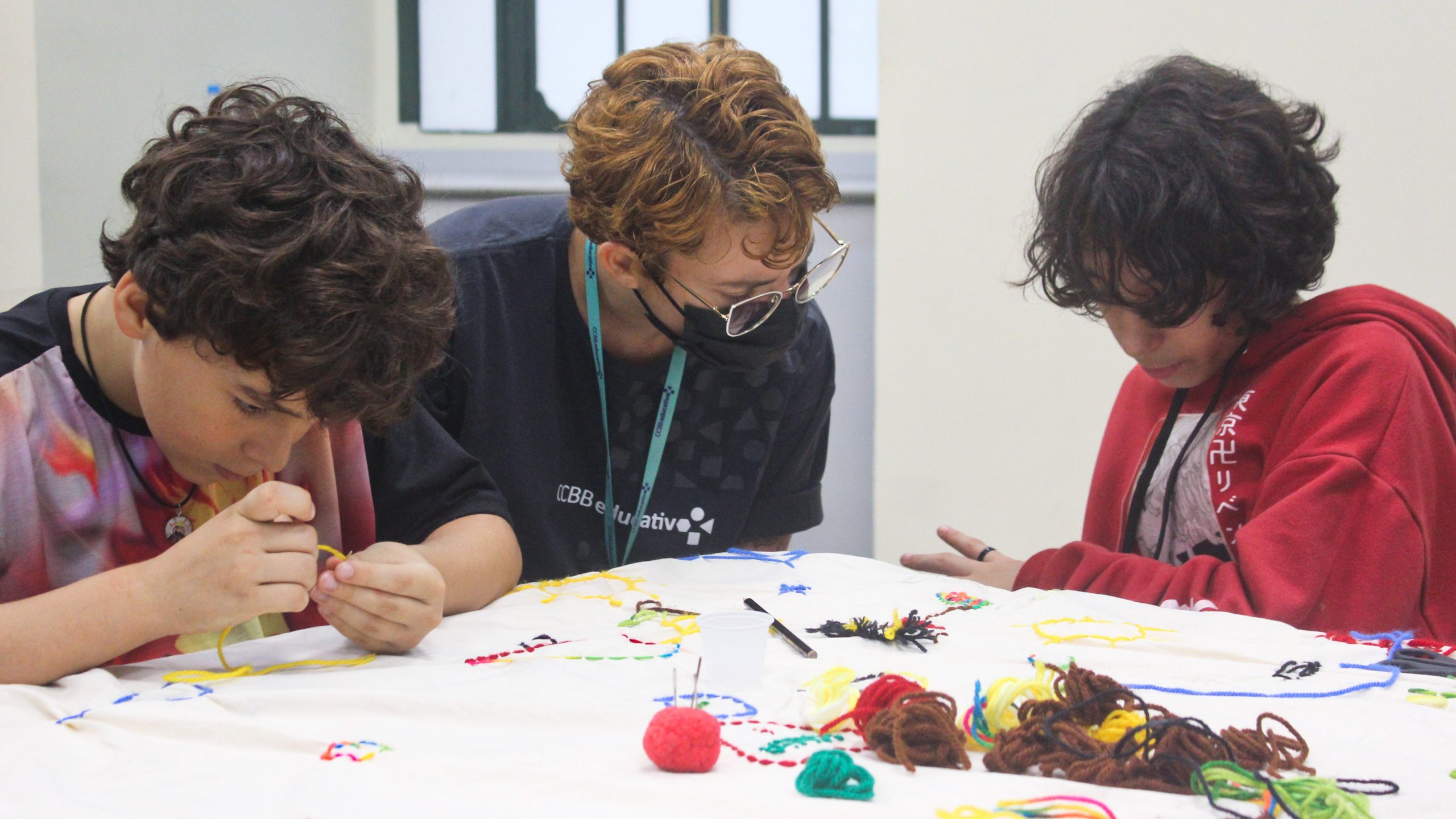 Foto de realização da atividade Ateliê Aberto na sala do Programa Educativo no CCBB RJ.