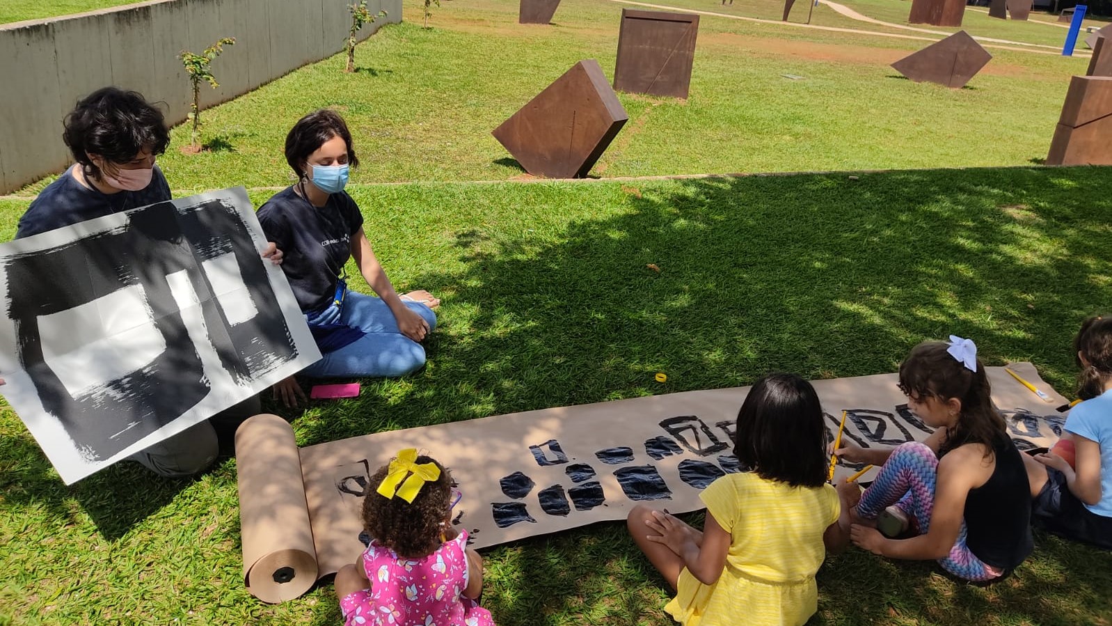 Foto de realização da atividade Pequenas Mãos no jardim do CCBB Brasília.