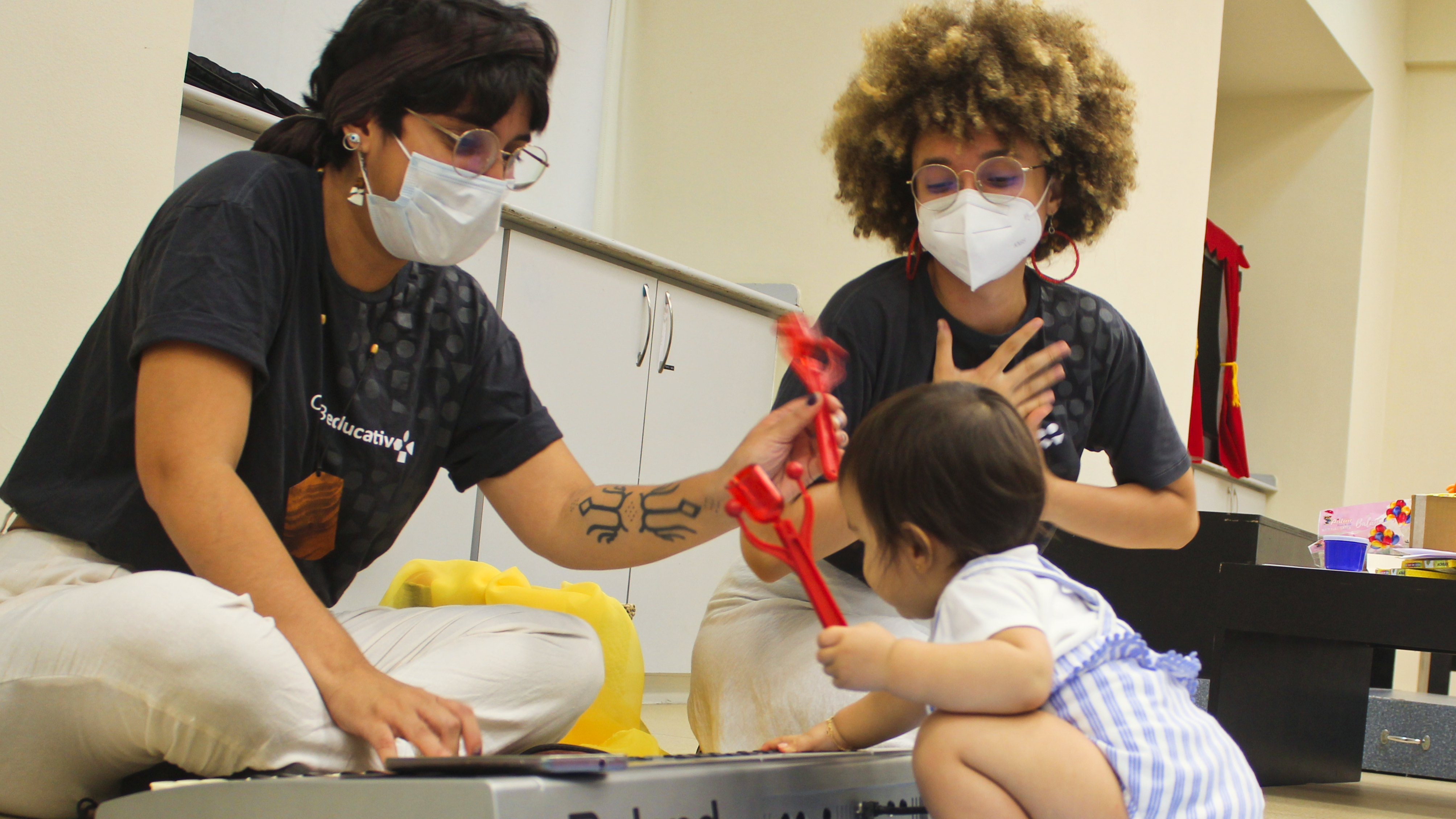 Foto de realização da atividade Pequeníssimas Mãos na sala do Programa Educativo no CCBB RJ.